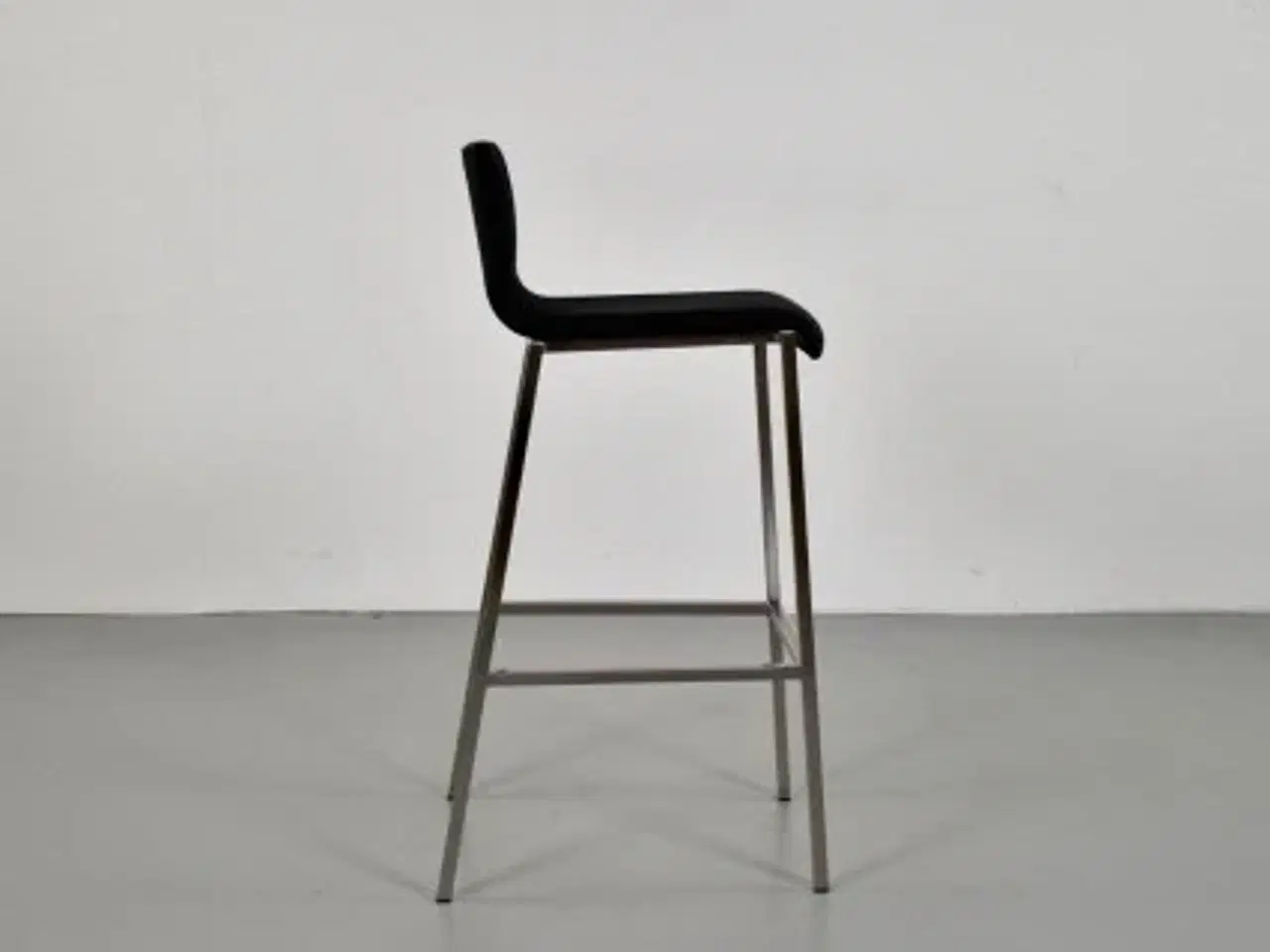 Billede 2 - Barstol fra zeta furniture med sort polster, på stel i stål