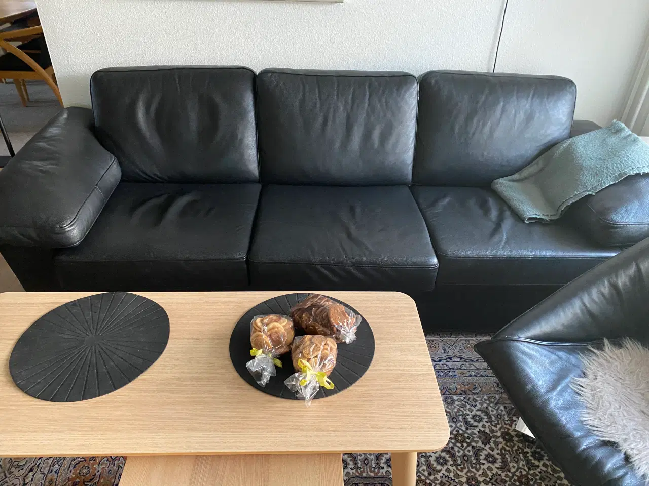 Billede 2 - Læder sofa, 1 ekstra pude og ryg medfølger 