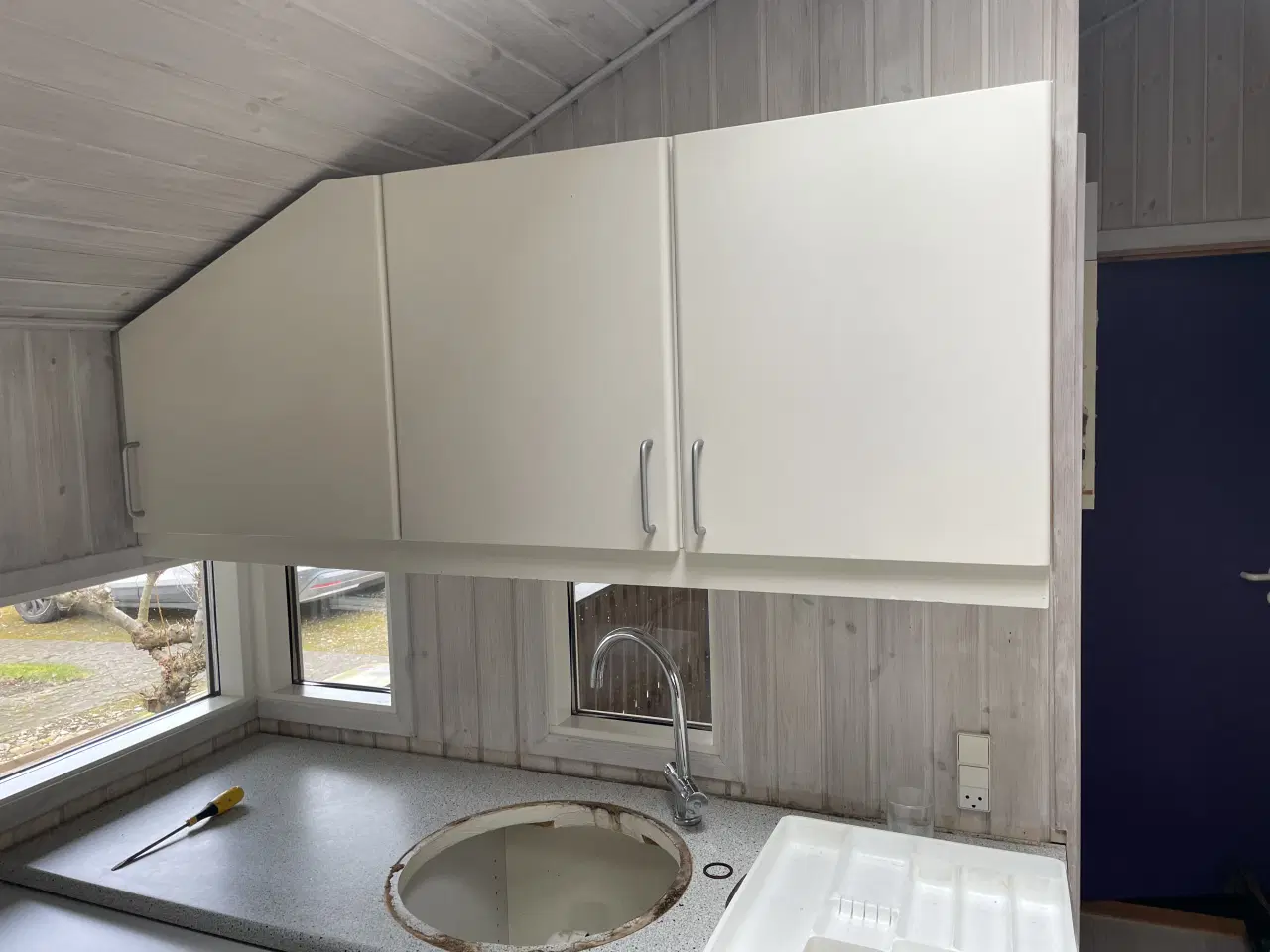 Billede 2 - Hvidt, lille køkken