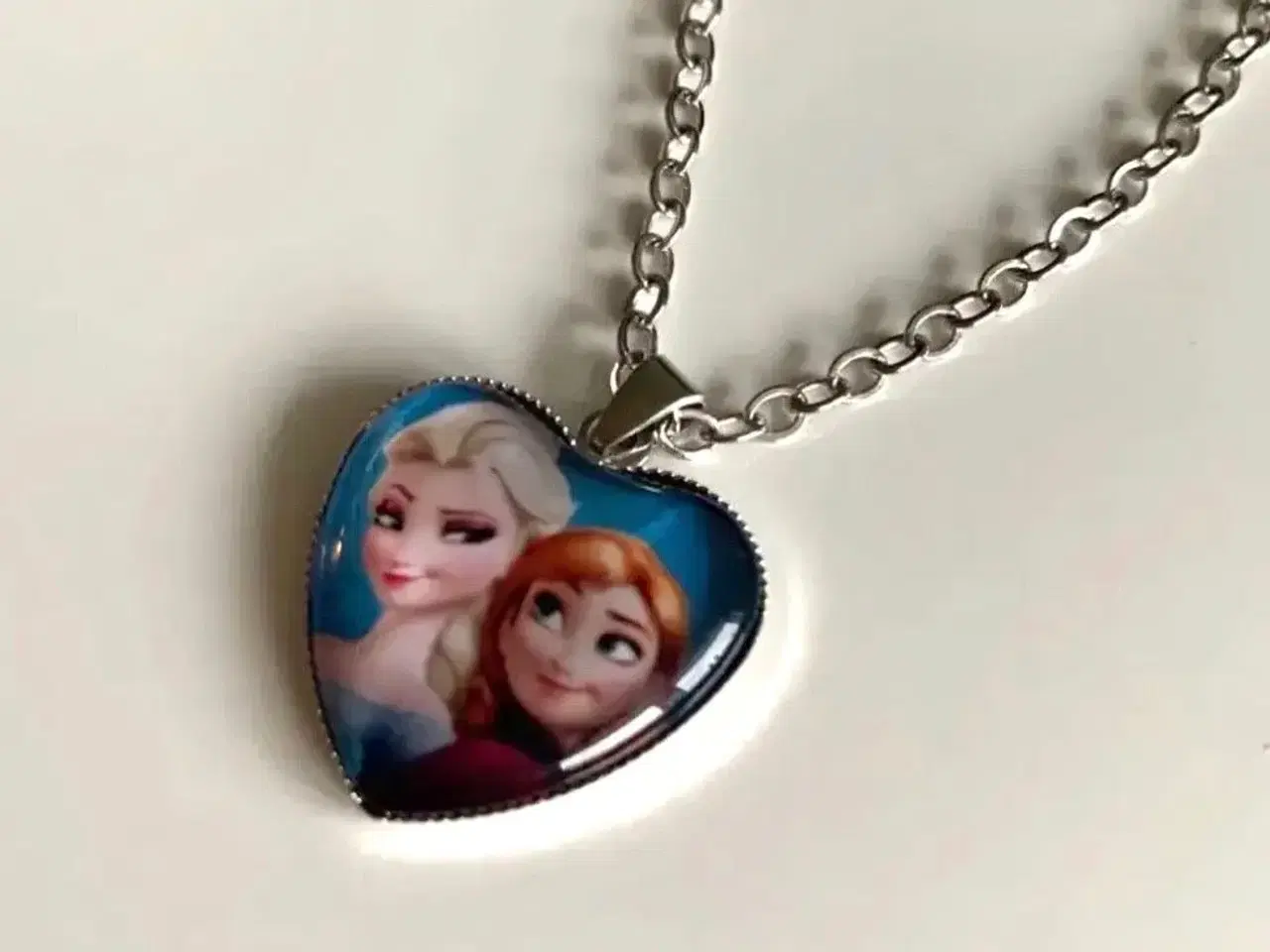 Billede 3 - Frost halskæde med Elsa og Anna fra Frost