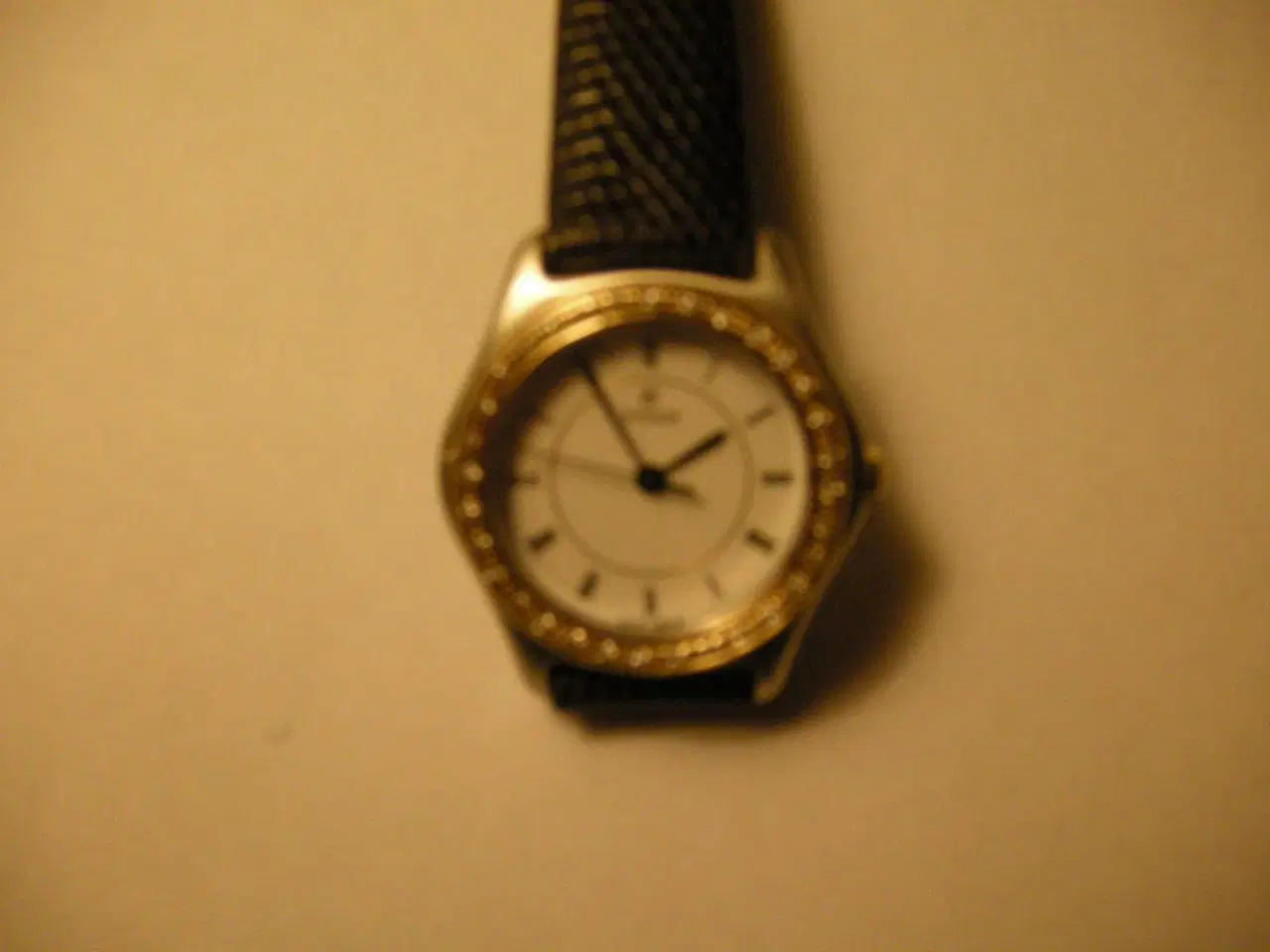 Billede 3 - Dame ur med 18 karat guld krans.