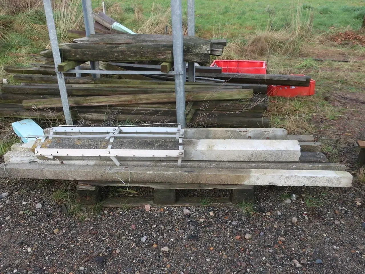 Billede 6 - Div. Barreller med træ, tagplader, stolper m.m.