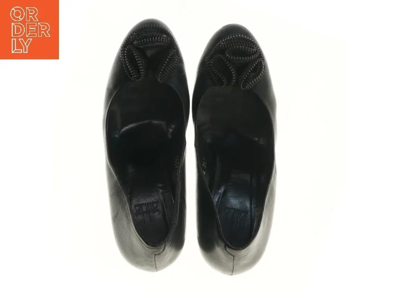 Billede 3 - Sort højhælede sko med pynt fra Billi Bi (str. 39 )