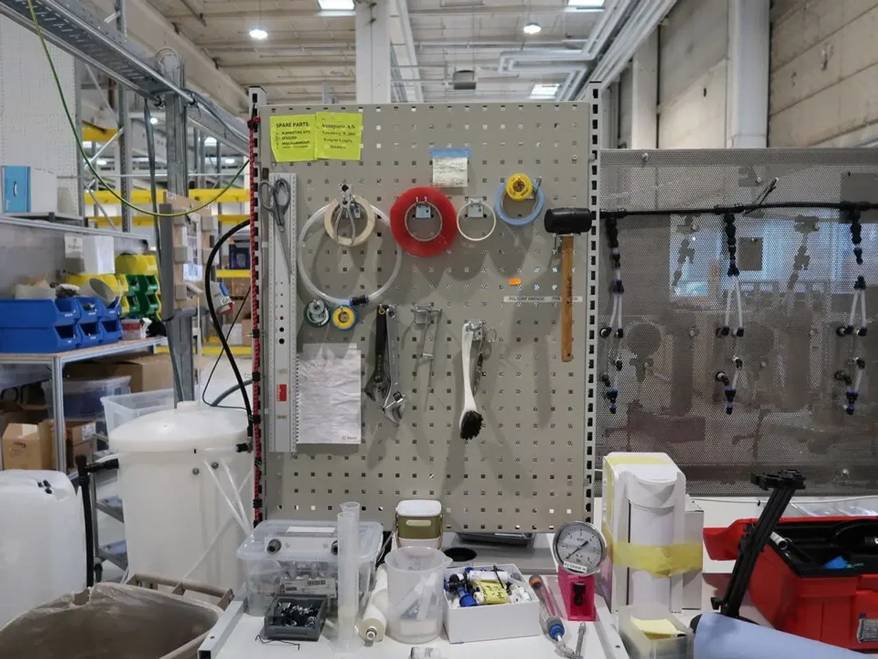 Billede 4 - Arbejdsbord med værktøjstavle uden indhold