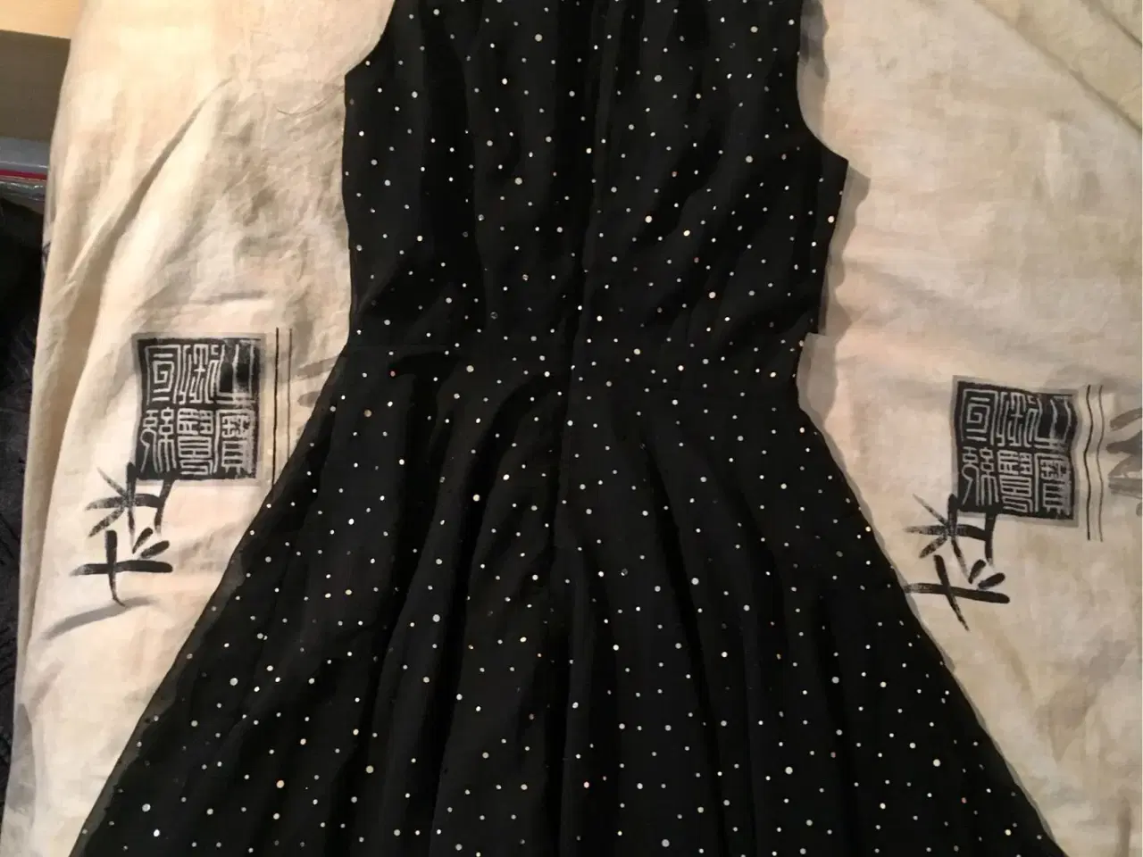 Billede 2 - Fin sort kjole til salg
