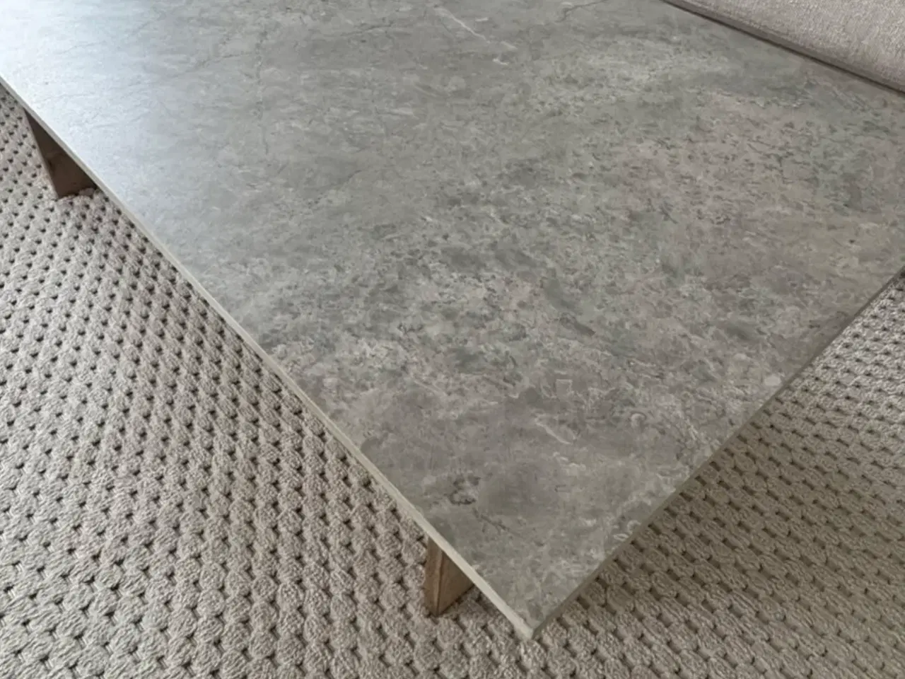 Billede 3 - Unikt sofabord i marmorlook klinke med egetræsben