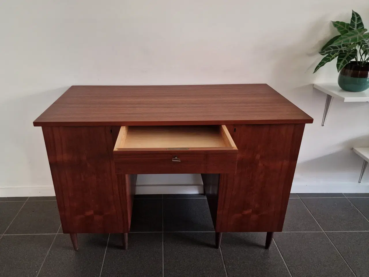 Billede 3 - Flot stilrent skrivebord. 