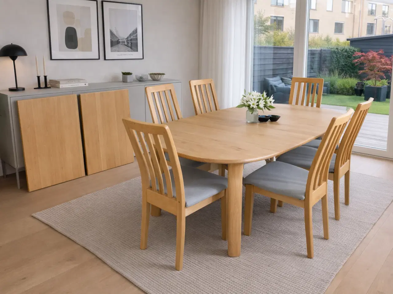 Billede 1 - Massivt  spisebord fra Snedkergården inkl. 6 stole