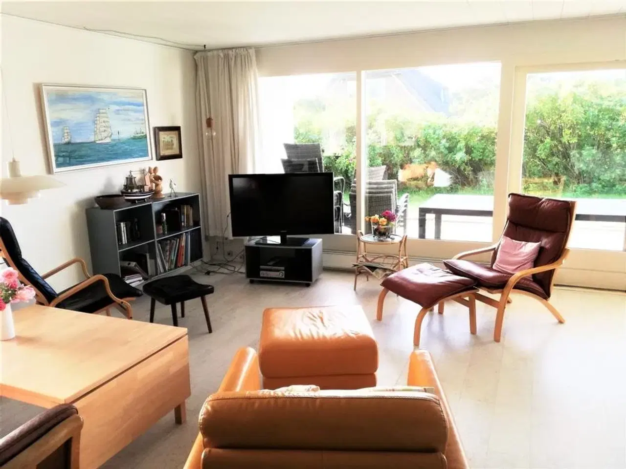 Billede 4 - Veders� - Vesterhavet (500 m), 112 m2 stort nyt�kket str�t�kt muret hus for 6 personer. Rolig beliggenhed p� 2200 m2 stor grund, med l� og stor gr�spl�ne foran huset. Mulighed for mange aktiviteter p� grunden.