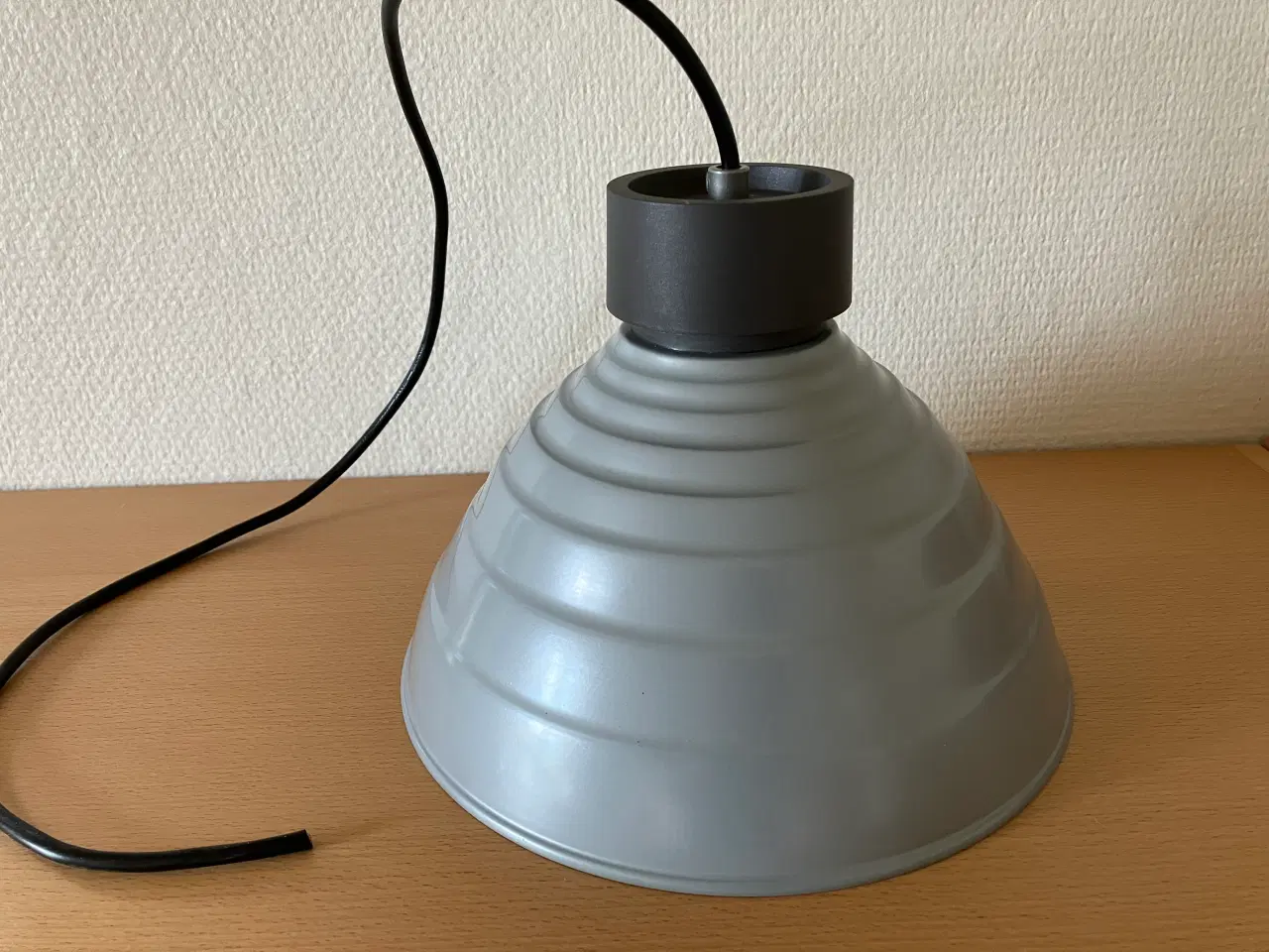 Billede 2 - Pendel -  Lampe i gråt metal.