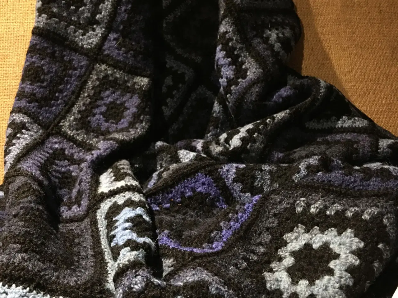 Billede 3 - Hæklet uld tæppe