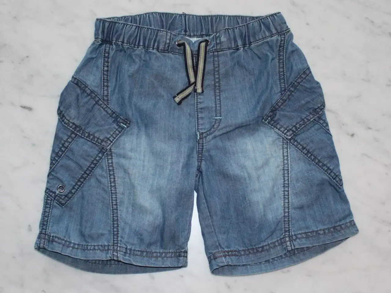 Billede 3 - Badeshorts Hummel str 6 år