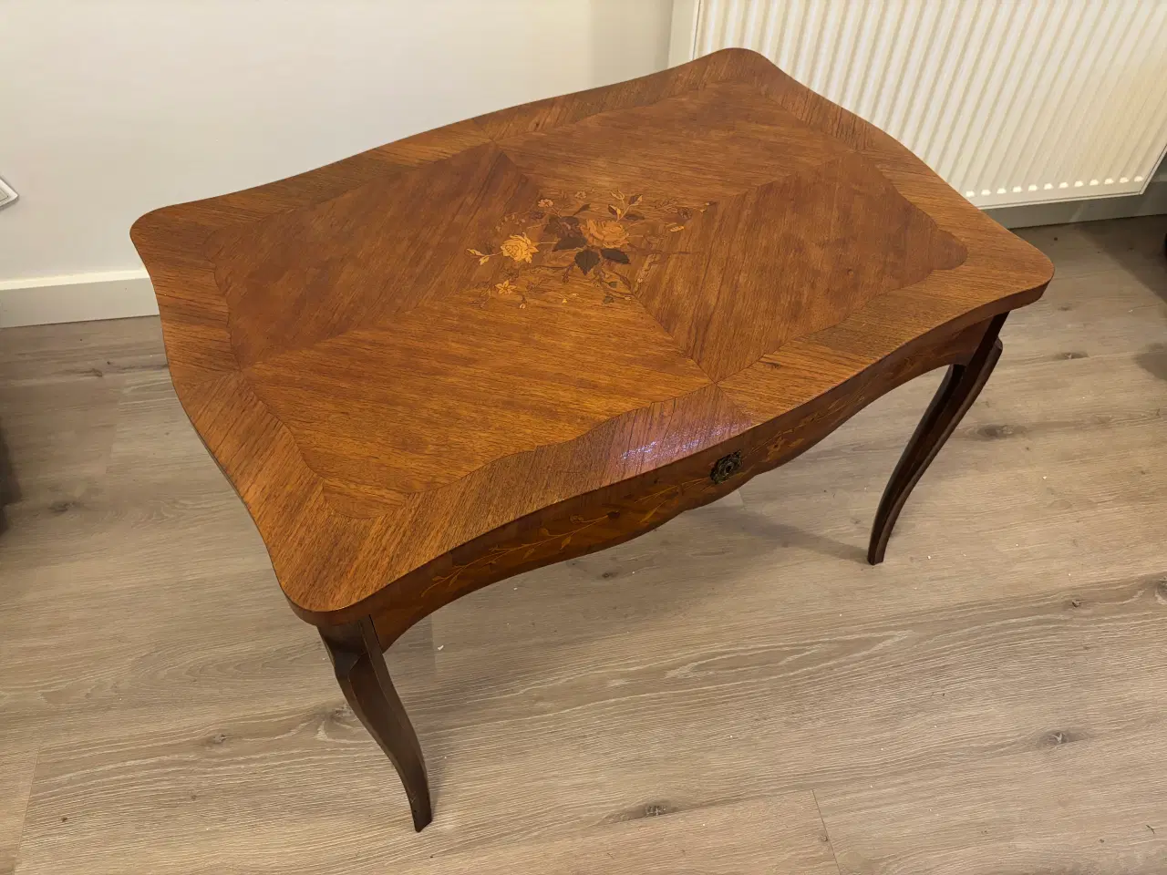 Billede 2 - Ældre bord, brugt som sofabord