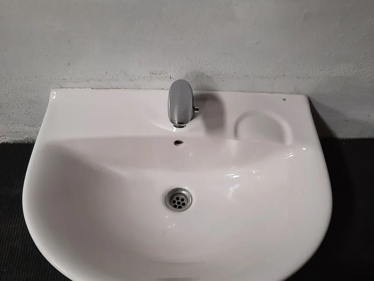Billede 2 - Ifö håndvask med sensor armatur 570 x 445mm