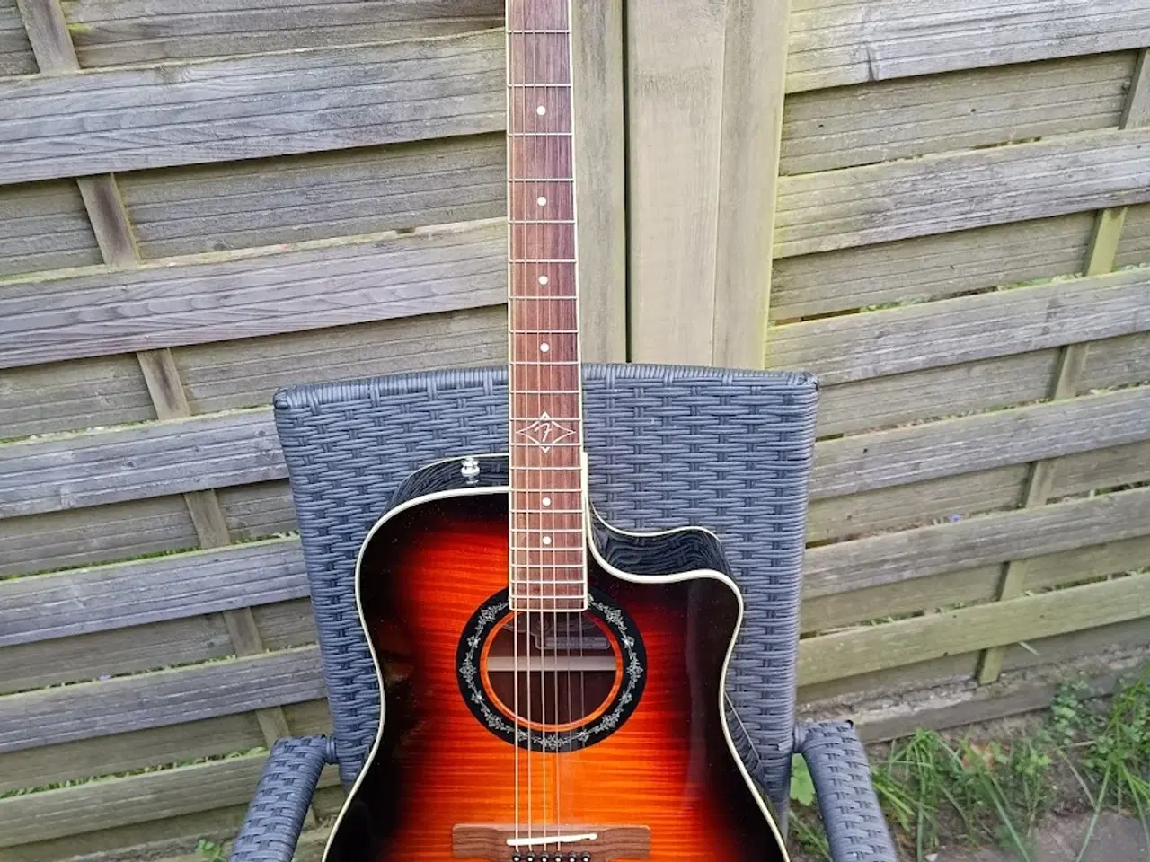 Billede 1 -  Fender T-Bucket 300 CE akustisk guitar.
