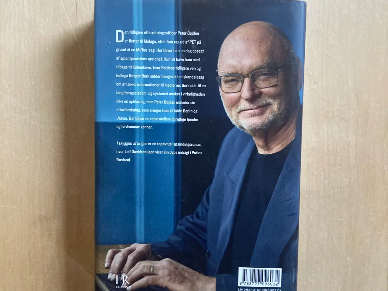 Billede 2 - I skyggen af krigen; spændingsroman af Leif Davids