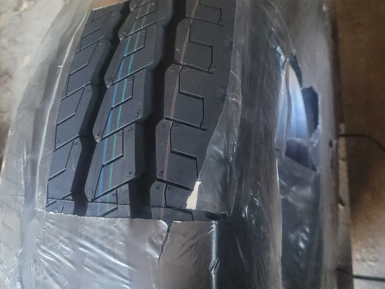Billede 1 - 215 / 70 R 15 cp Varevogn dæk