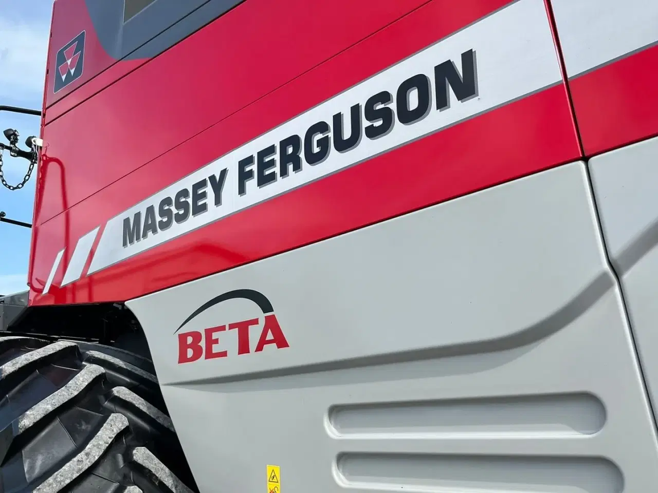 Billede 13 - Massey Ferguson 7370 BETA. Gårdmaskine med kun 1080 motortimer. Med 22fod powerflov skærebord
