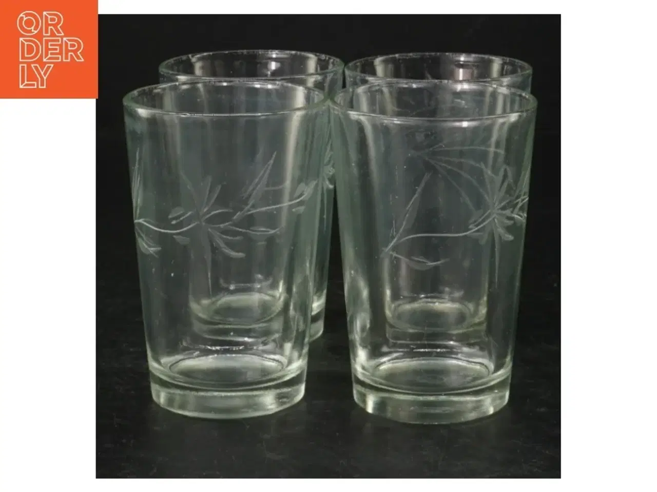 Billede 1 - Grønlige glas med graveret blomstermotiv (str. 9,5 cm. ø. 6,5 cm)