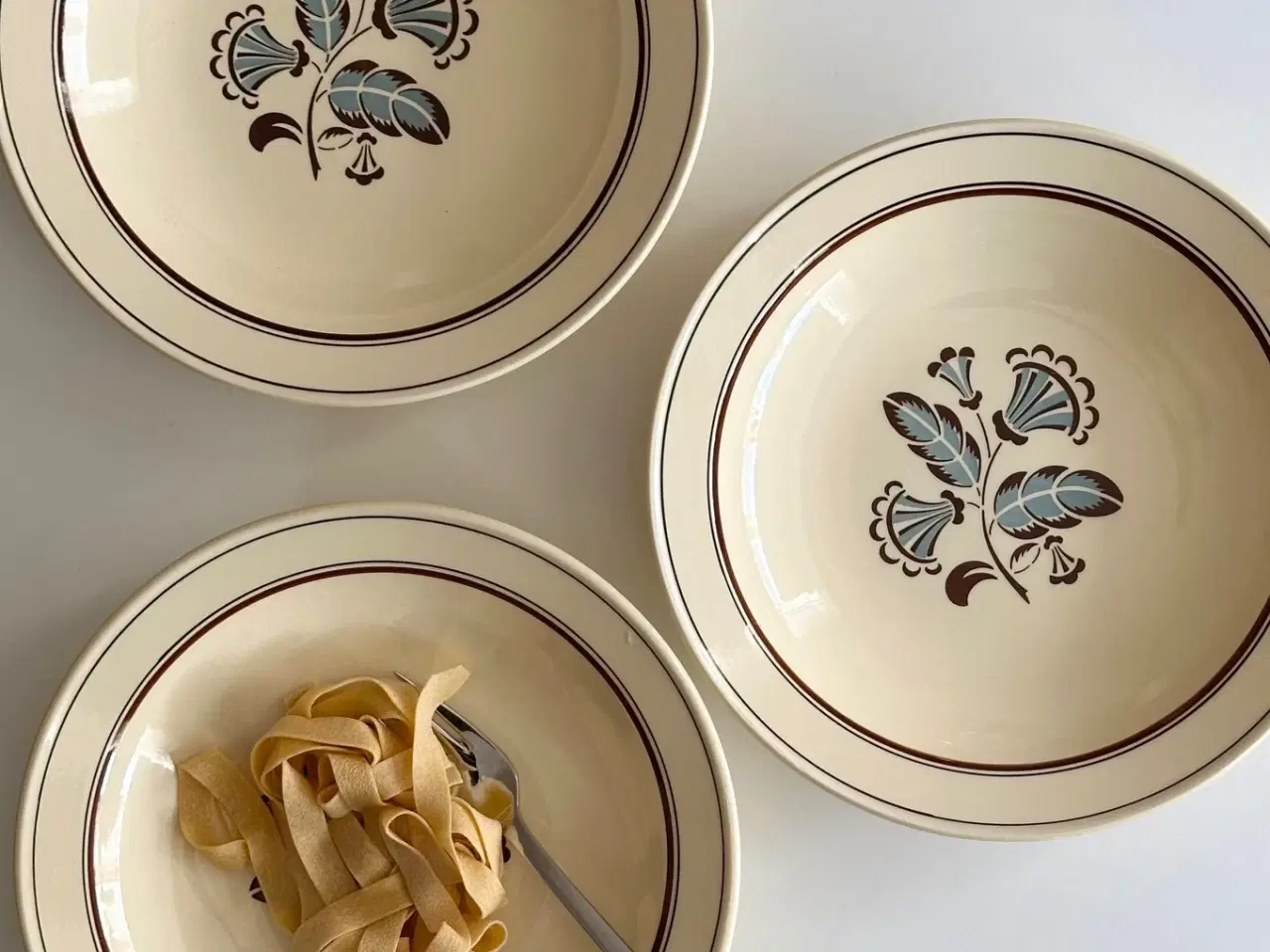 Billede 1 - Dybe fajancetallerkner, 3 stk samlet