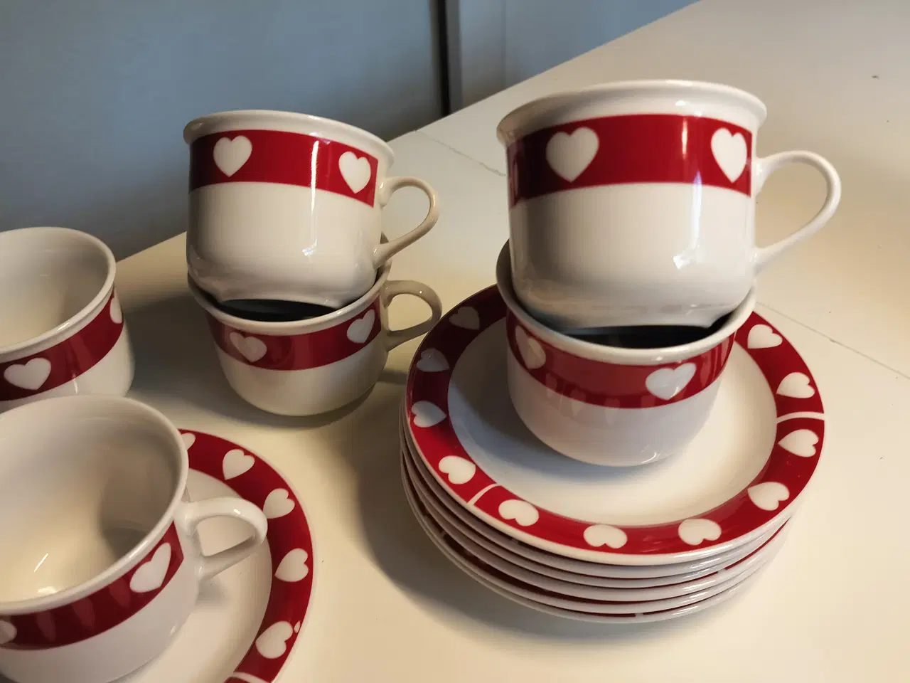 Billede 3 - 6 Julekopper og underkopper med hjerter på.