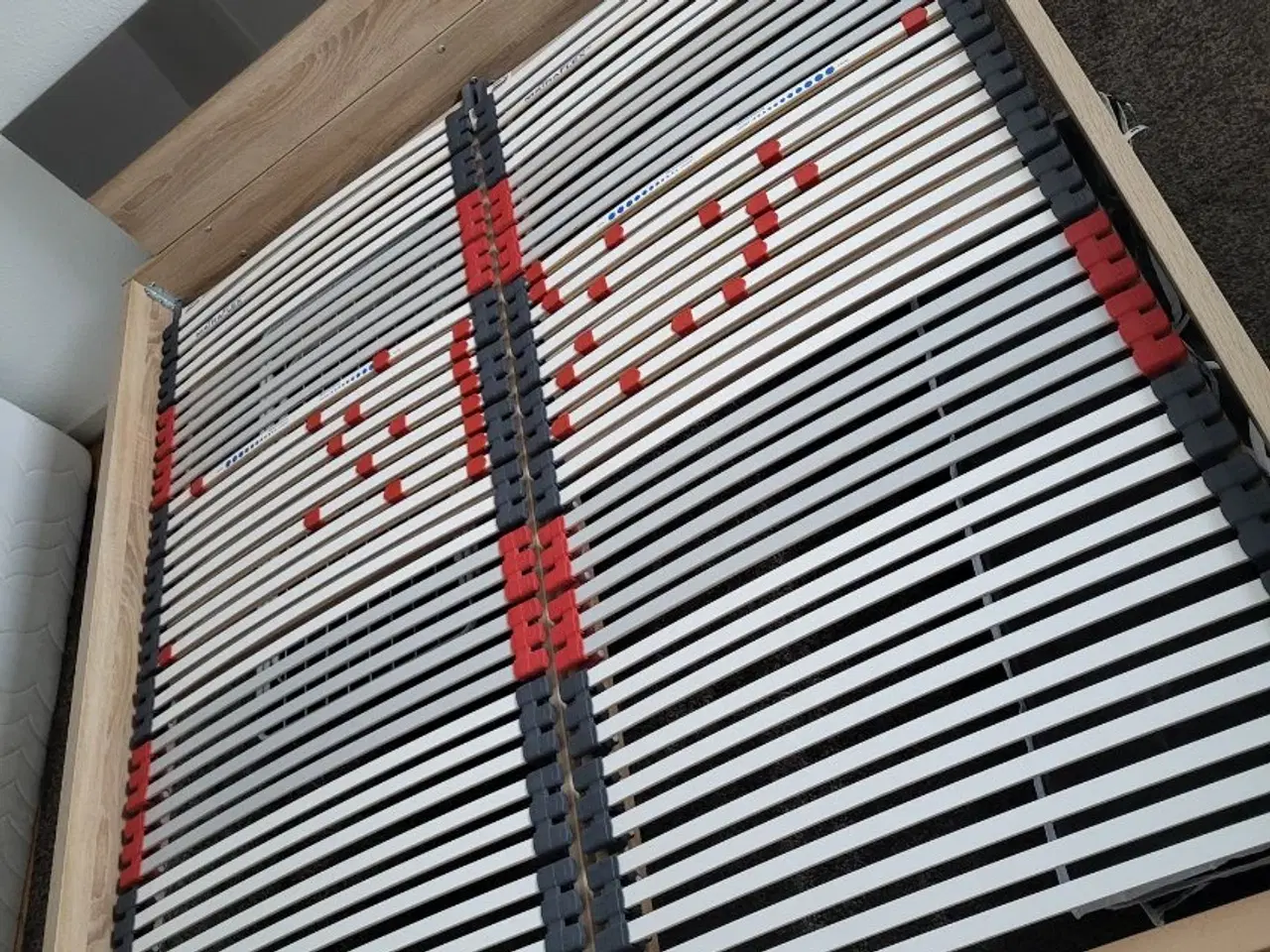 Billede 2 - Ramme til seng med 2 sengebunde.