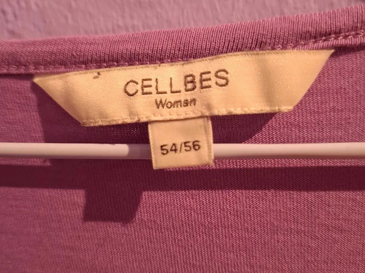 Billede 3 - Cellbes T-shirt i størrelse 54-56 i lilla