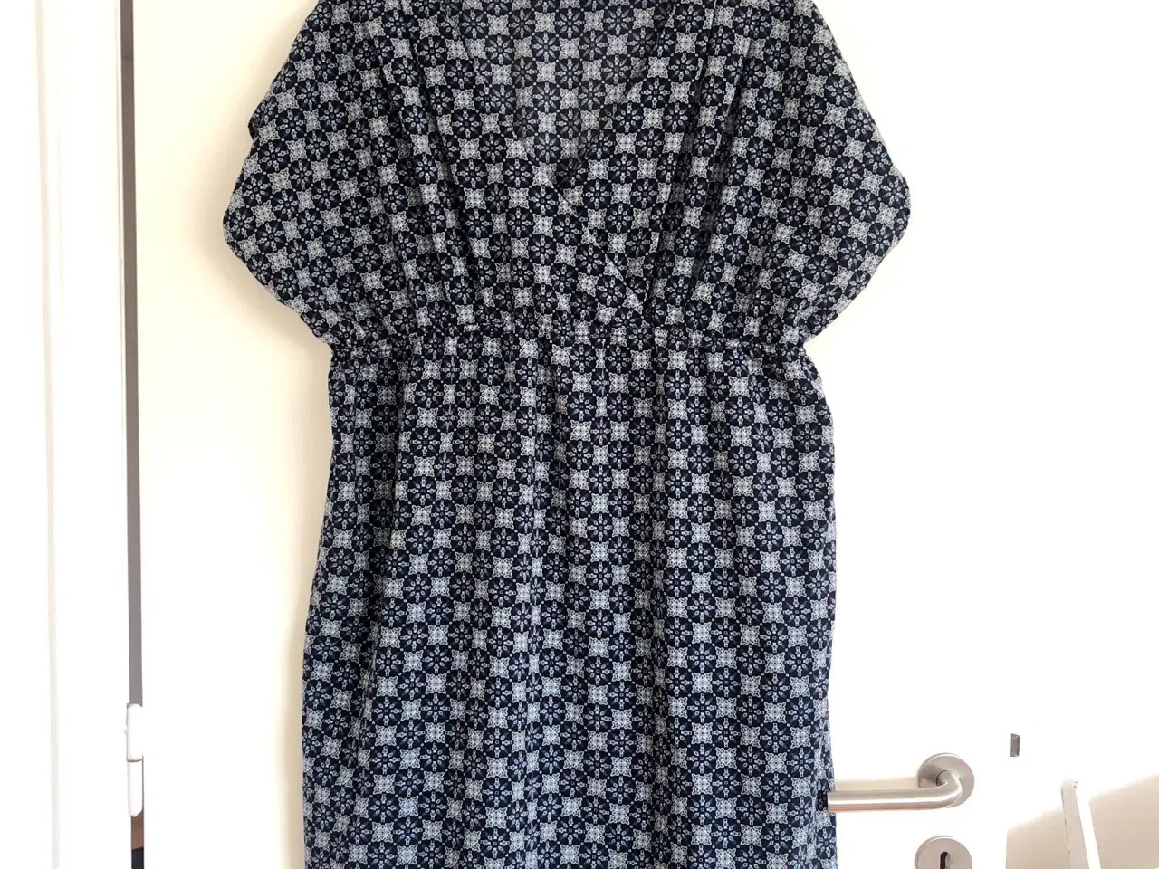 Billede 1 - H&M Mama mørkeblå mønstret ventekjole str XL. 