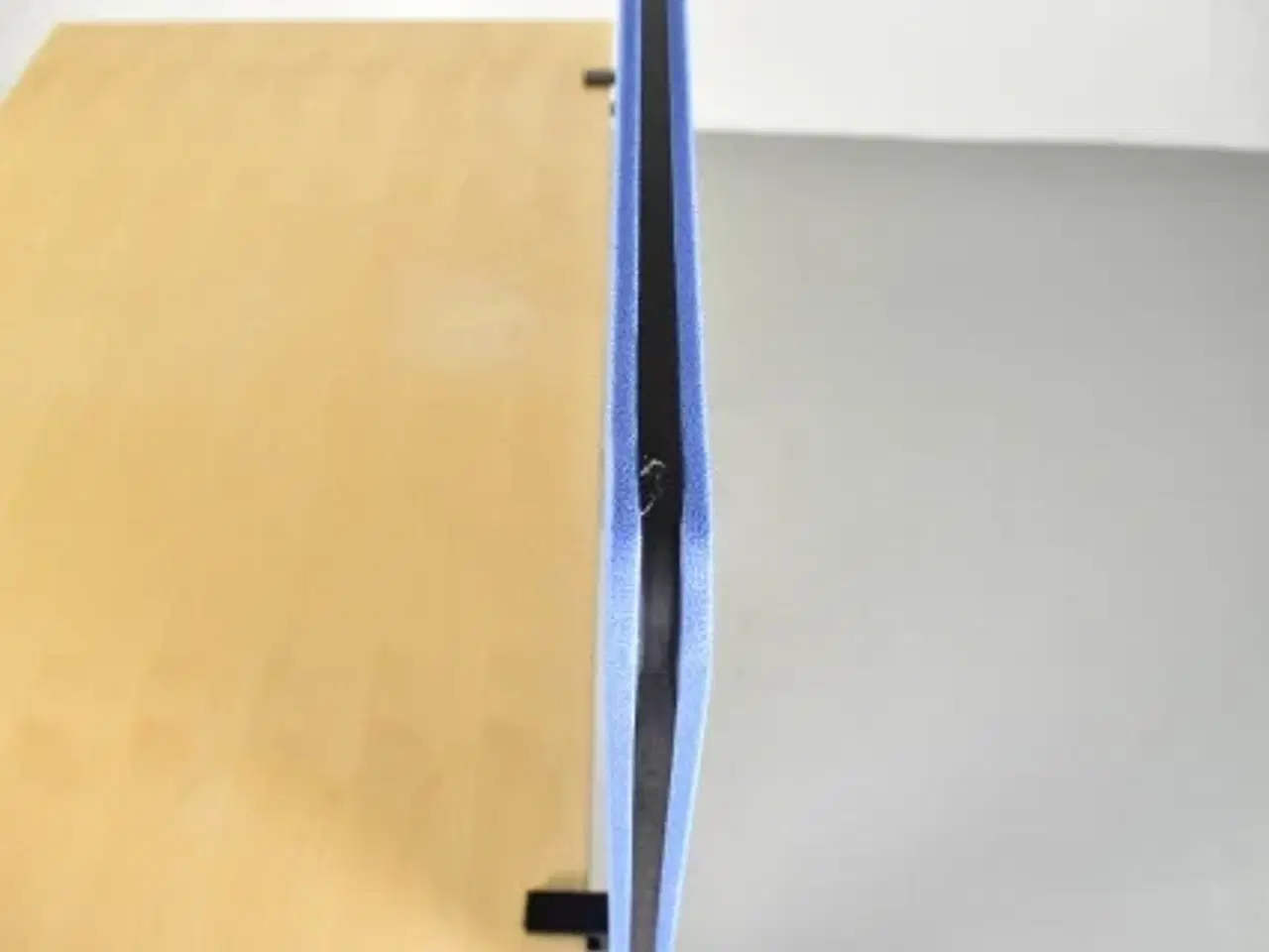 Billede 5 - Lintex bordskærm i blå, inkl. 2 sorte beslag