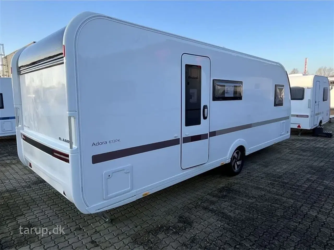 Billede 4 - 2026 - Adria Adora 613 PK Teen Køjesenge (3) og dobbeltseng, rund-siddegruppe og L-sidegruppe, SmartBox opbevaring, Truma Combi 6E, el-gulv-varme, 142 l. stort køleskab m/ frys