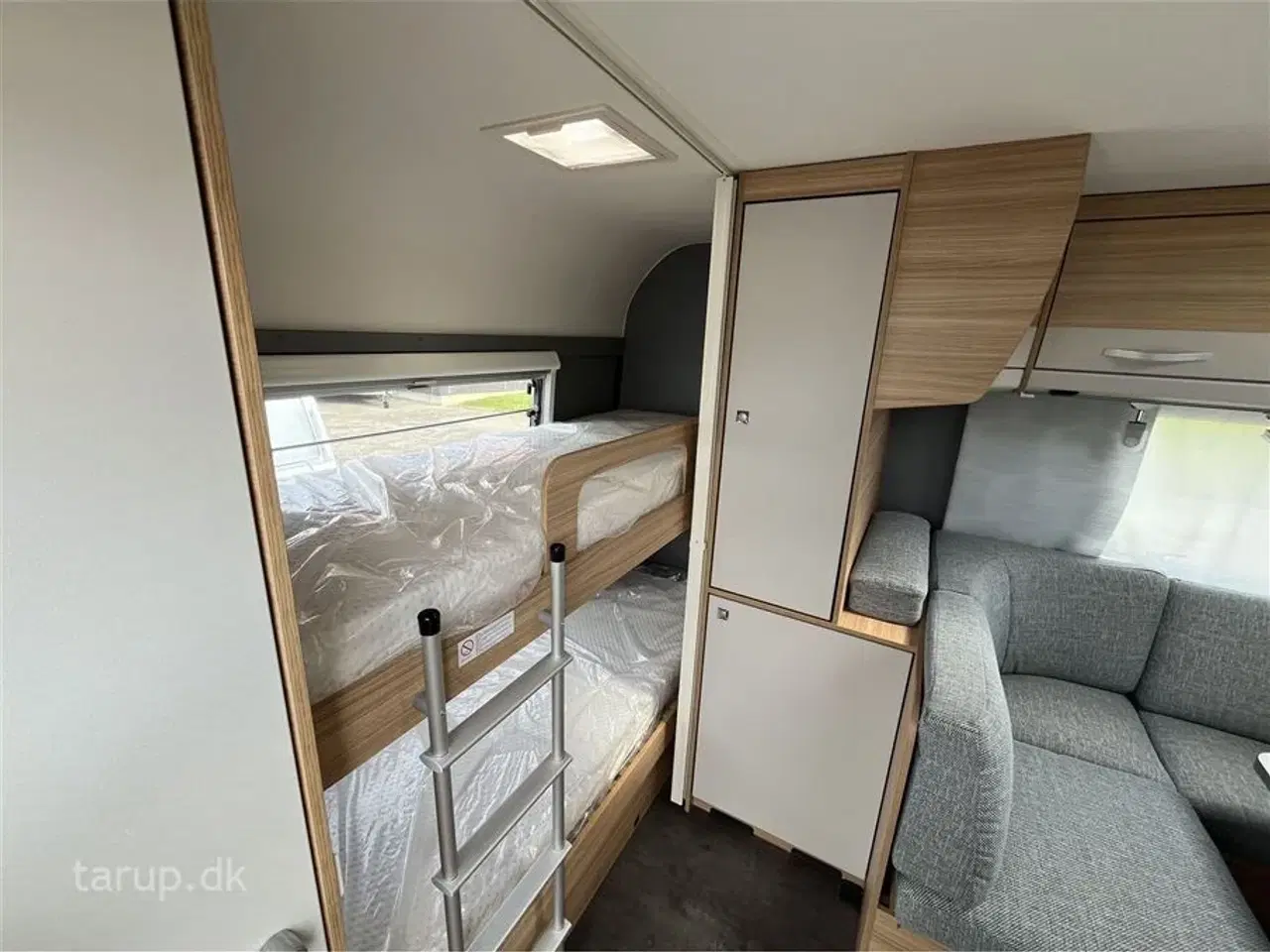 Billede 13 - 2023 - Dethleffs Camper 560 FMK    Kan opvejes til totalvægt 2000 kg. Dobbeltsengs- og køjevogn, rundsidde-gruppe, Truma varme, 3-trins el-gulv-varme, stort kølesk.
