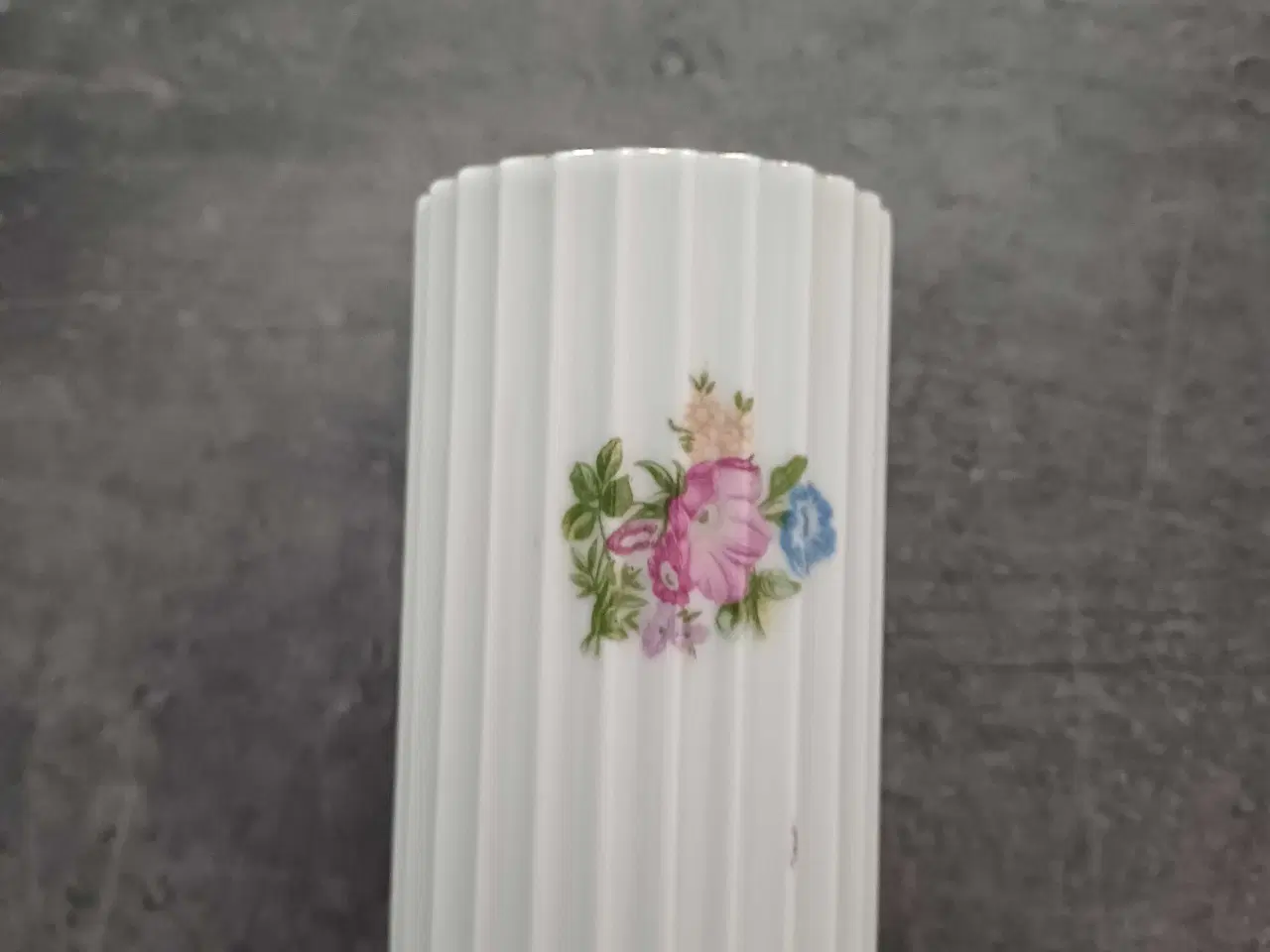 Billede 2 - Lyngby vase original blomstermotiv guldkant 10 cm