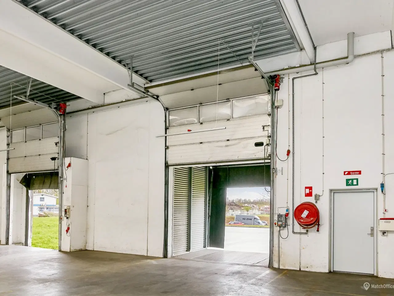 Billede 8 - Højloftet lagerhal med to læsseramper