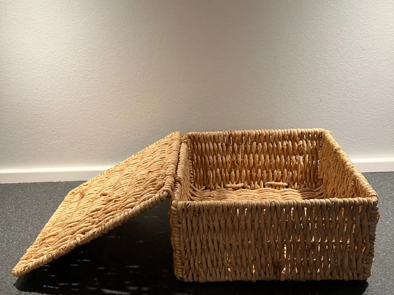 Billede 1 - Flettet opbevaringskurv med låg naturfarvet