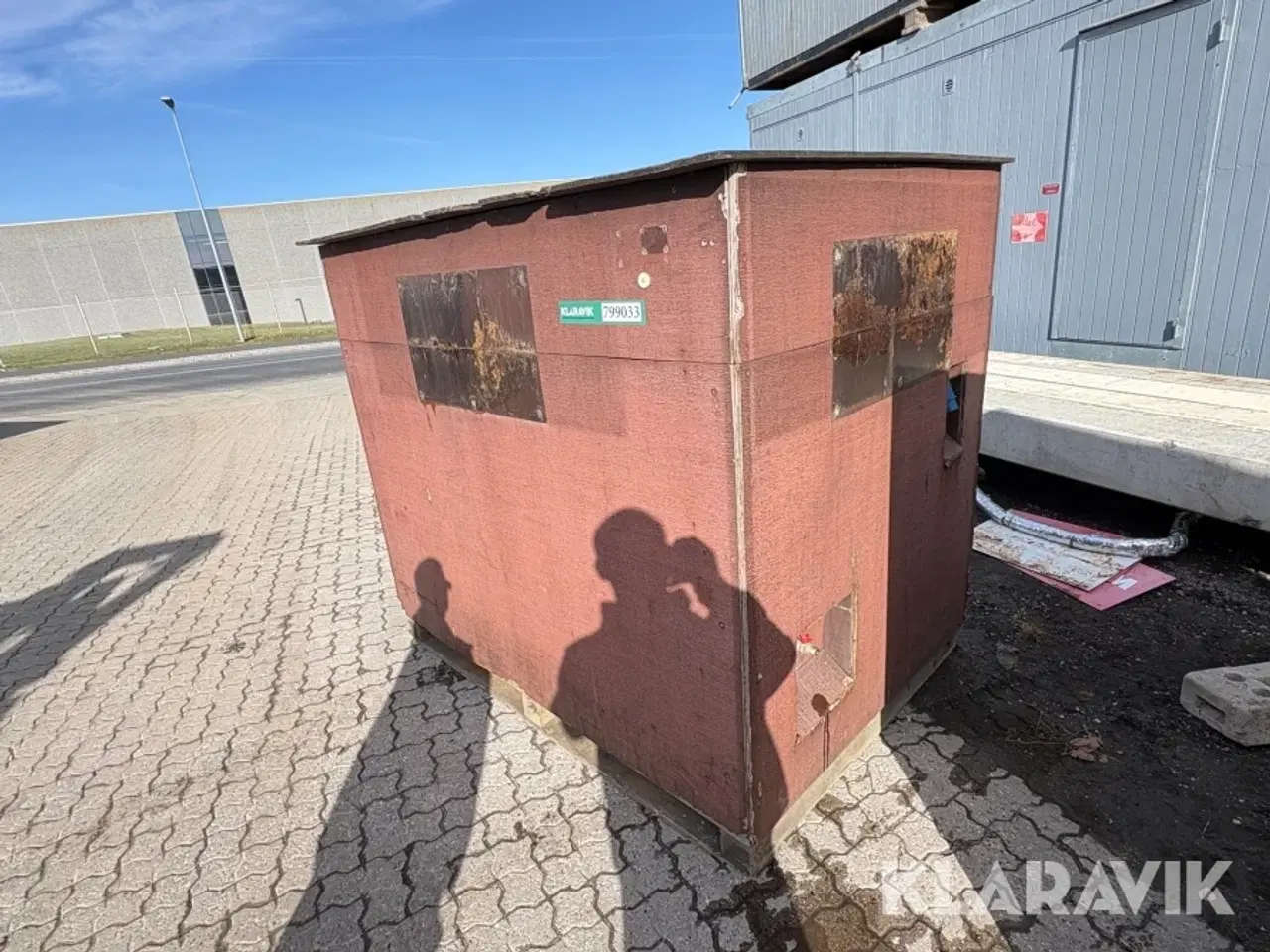 Billede 1 - Isoleret kasse med vandtank og vandværk