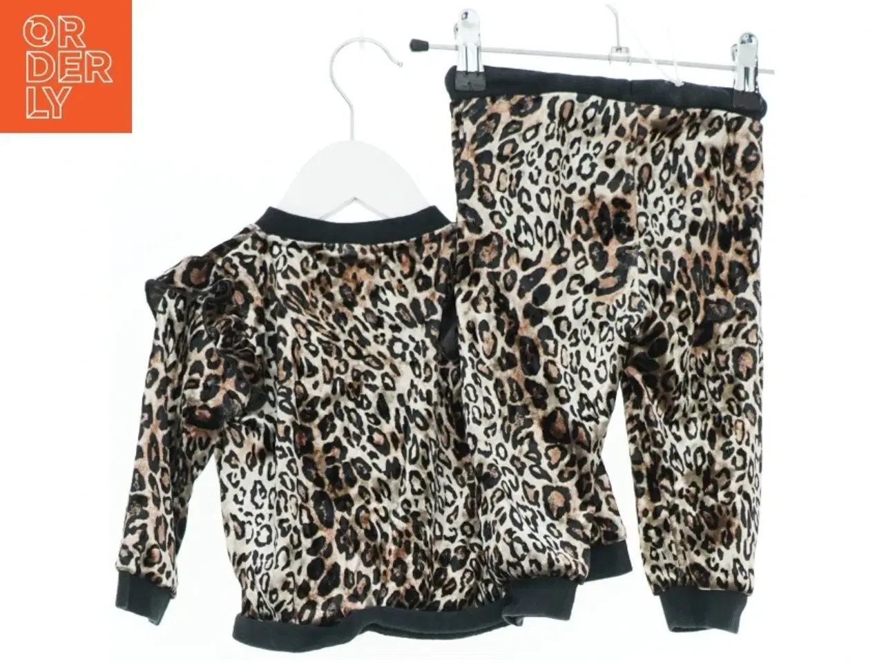 Billede 2 - Leopardmønstret sæt med trøje og bukser fra Petit (str. 74)