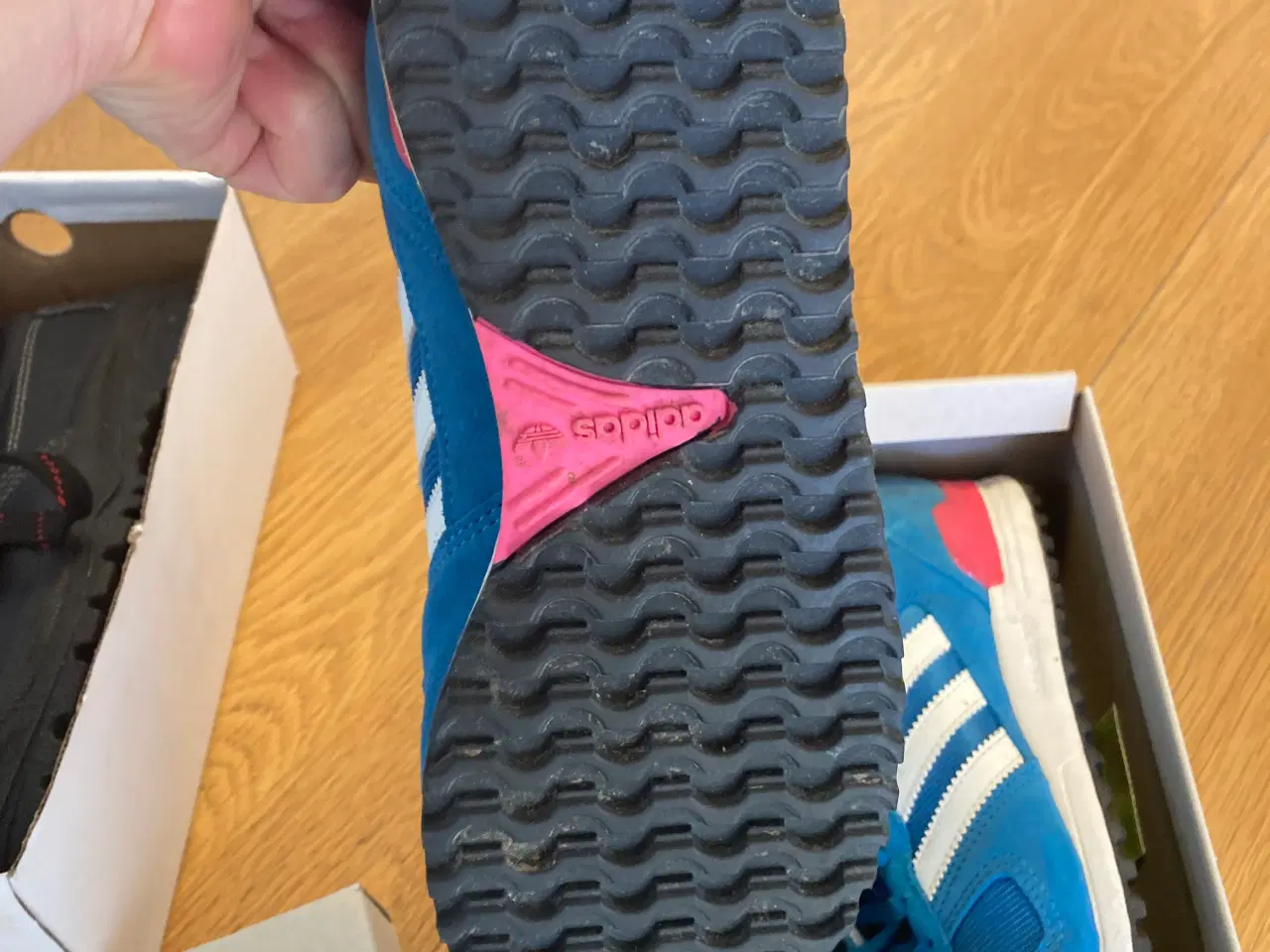 Billede 4 - Adidas sko i fed blå farve - som nye