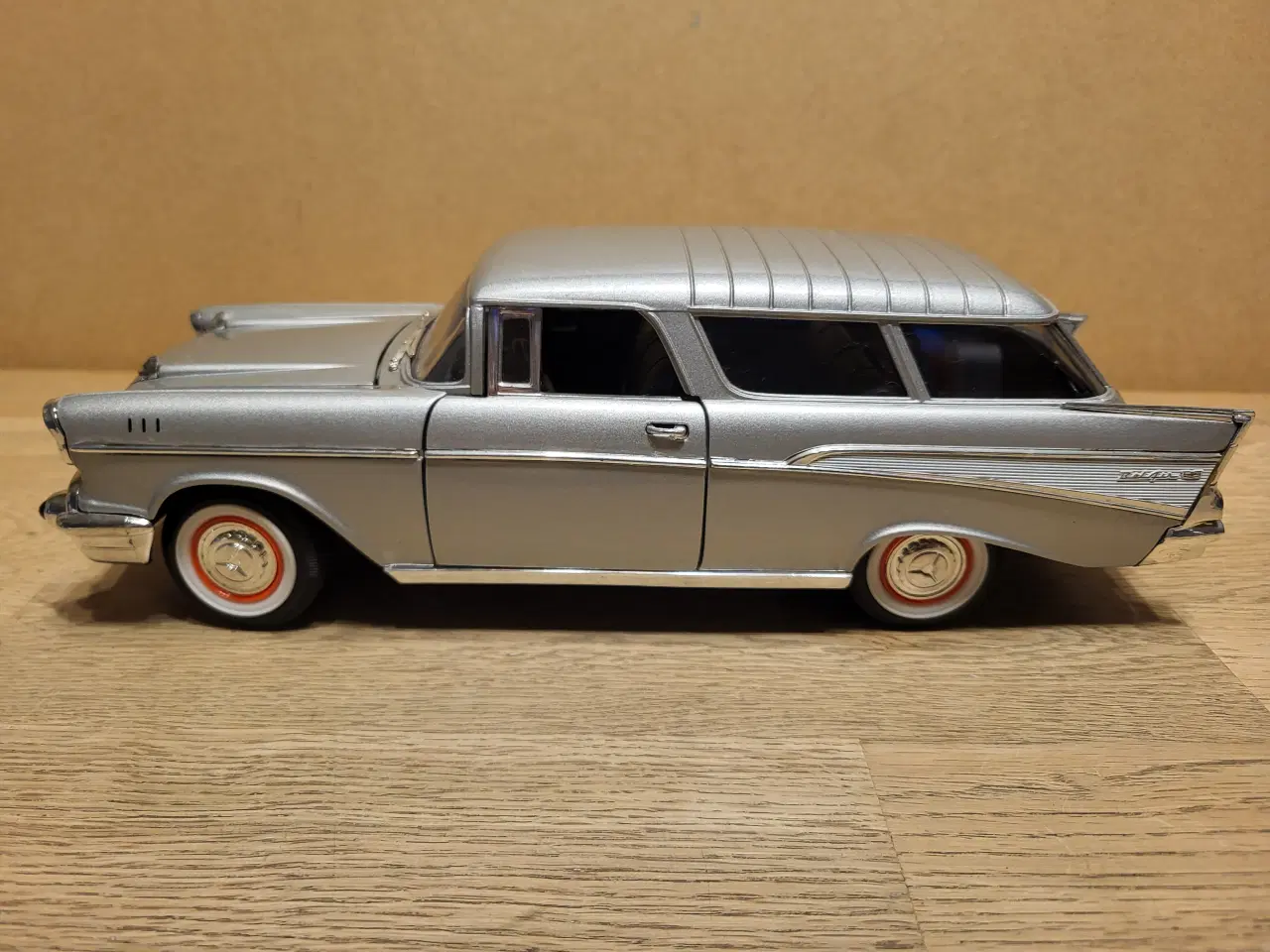 Billede 2 - Modelbil. Chevrolet Nomad (1957) Skala 1/18.