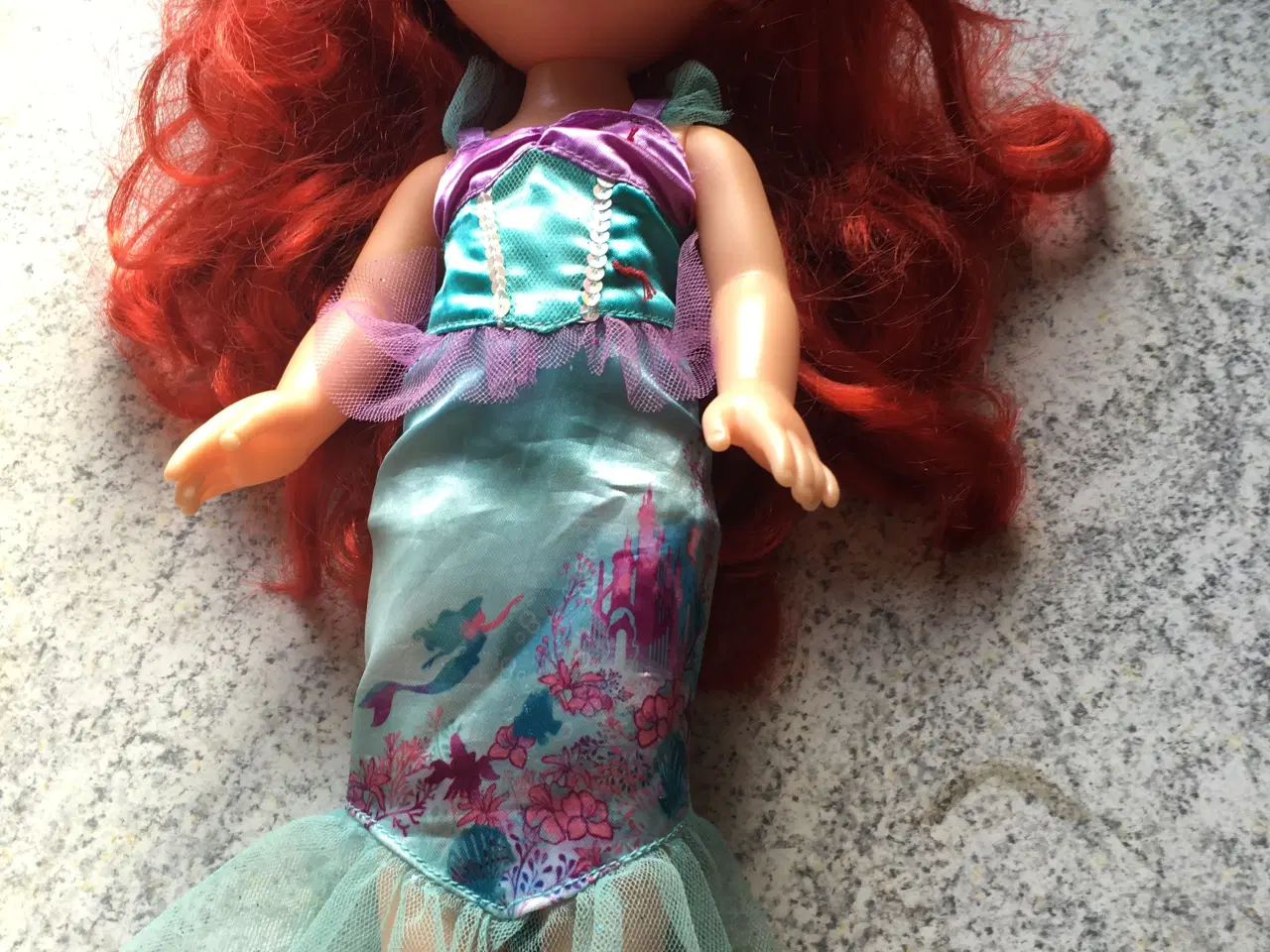 Billede 2 - Helt ny Disney Ariel dukke 35 cm høj