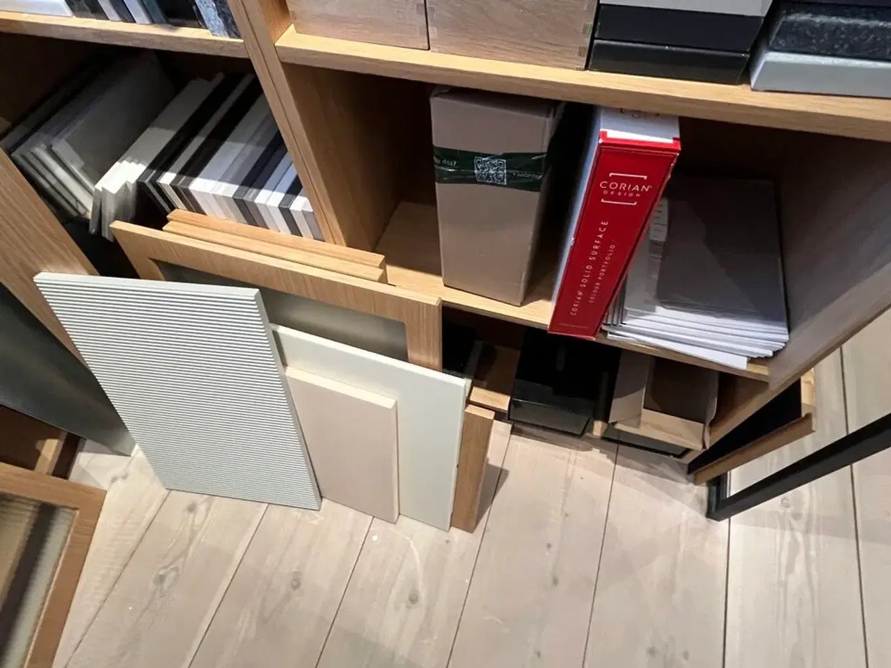 Billede 5 - Tøm rum: Bl.a. Stort parti Marmor vareprøver + Reoler