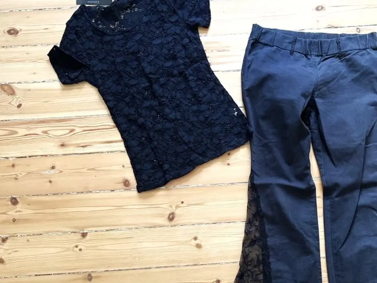 Billede 4 - Sort blonde t-shirt med prismærke. Str. S