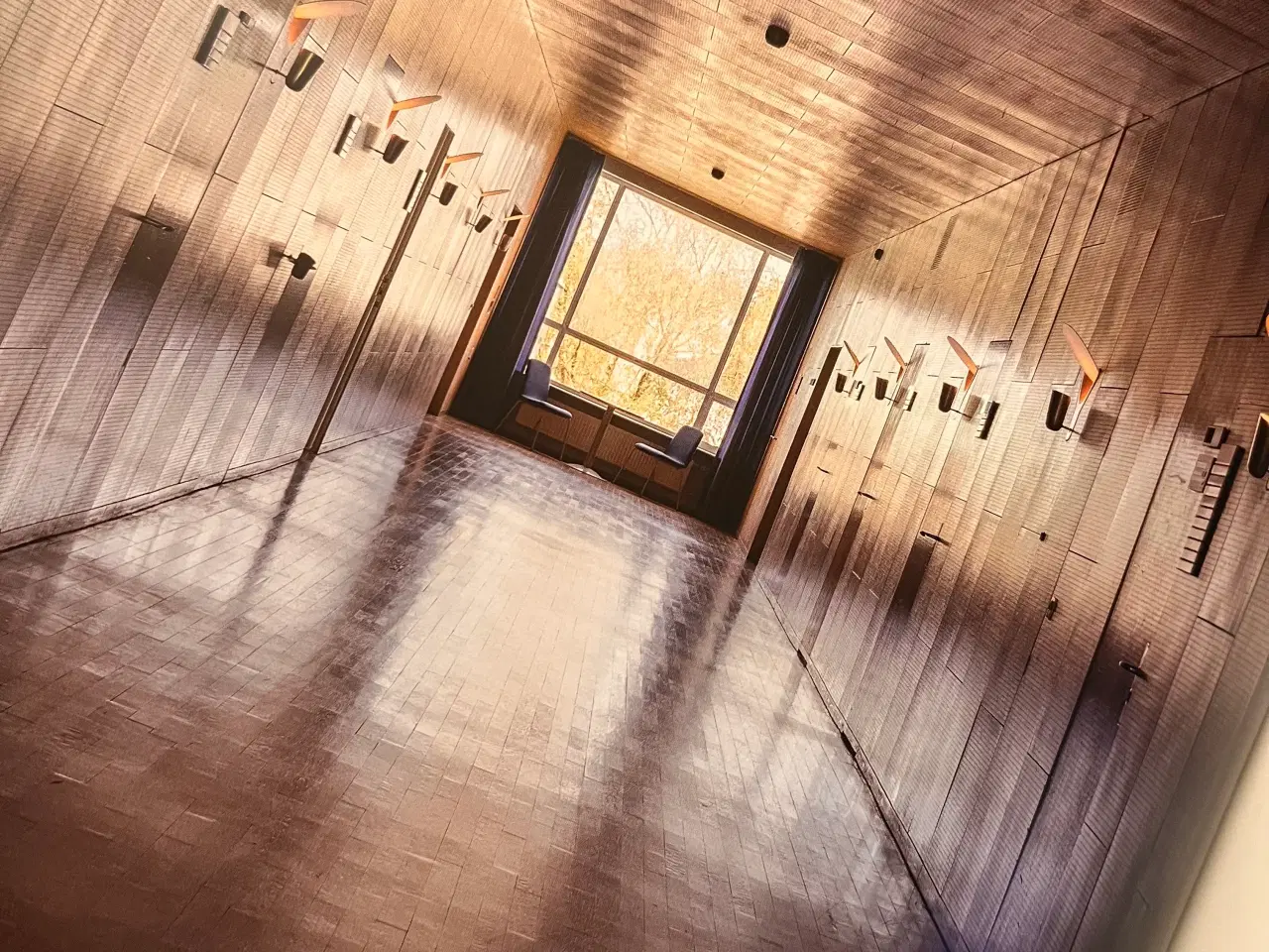 Billede 6 - Rådhuset i Skovbrynet – smuk og dybdegående bog