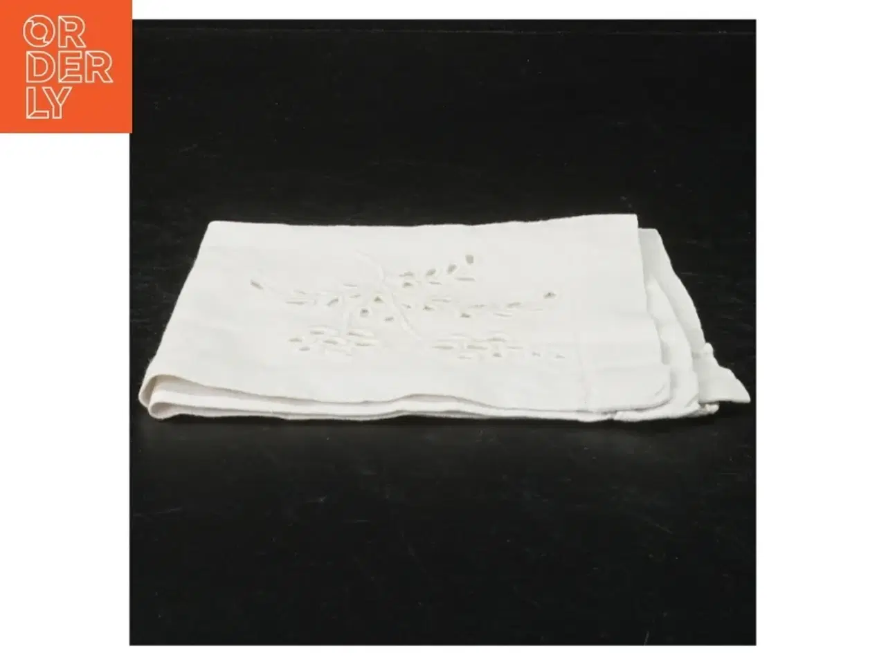 Billede 3 - Hvid serviet med broderi (str. 29,5 x. 29 cm)