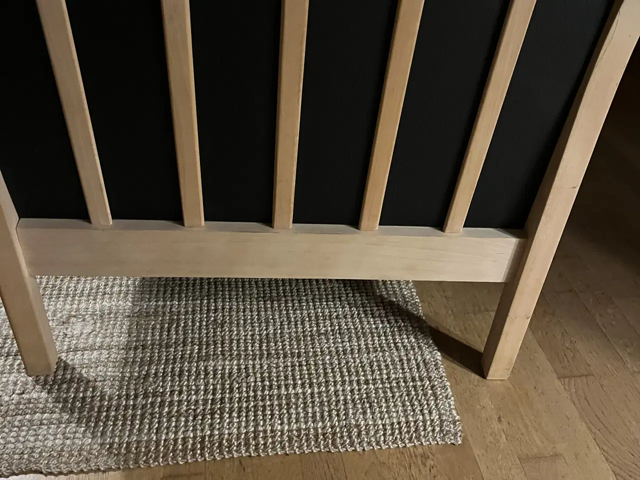 Billede 2 - 1 Sort læder sofa med bøgetræs gavle sælge