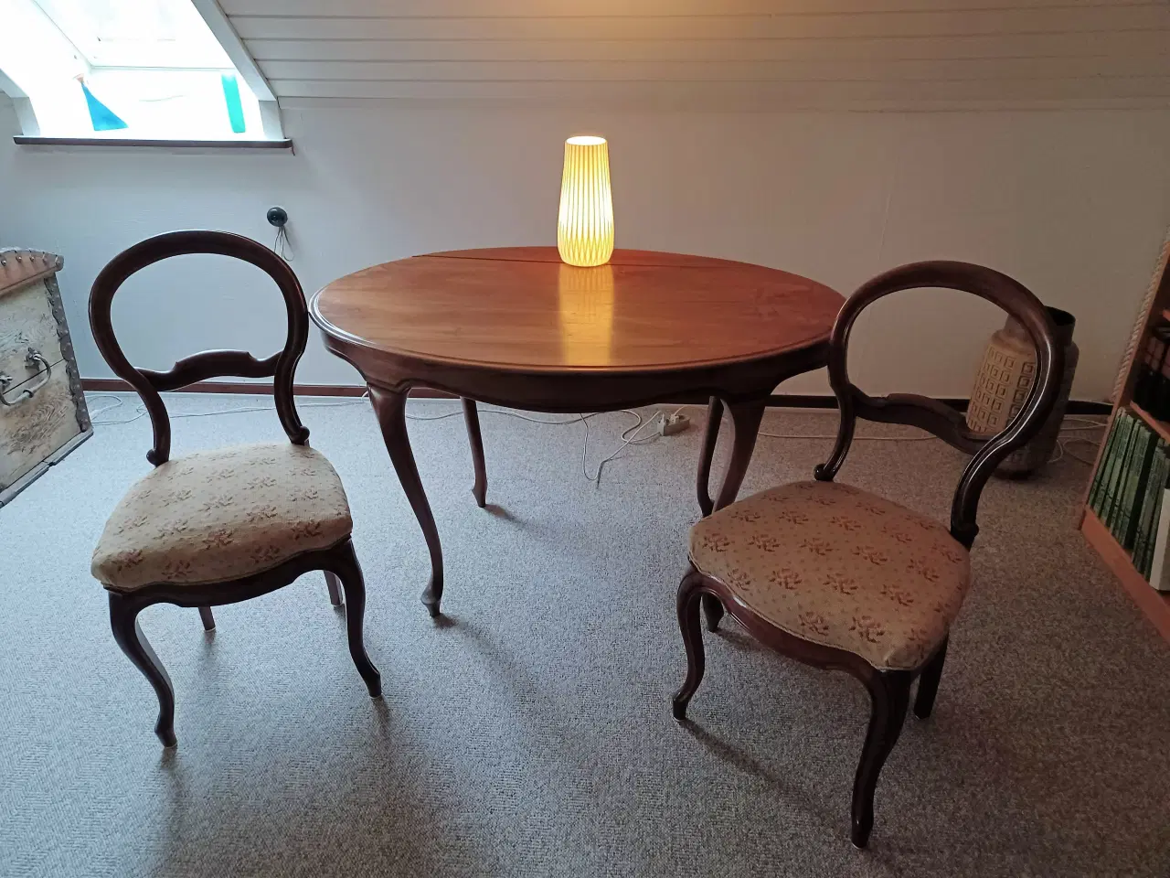 Billede 1 - Antikt salonbord med 2 stole