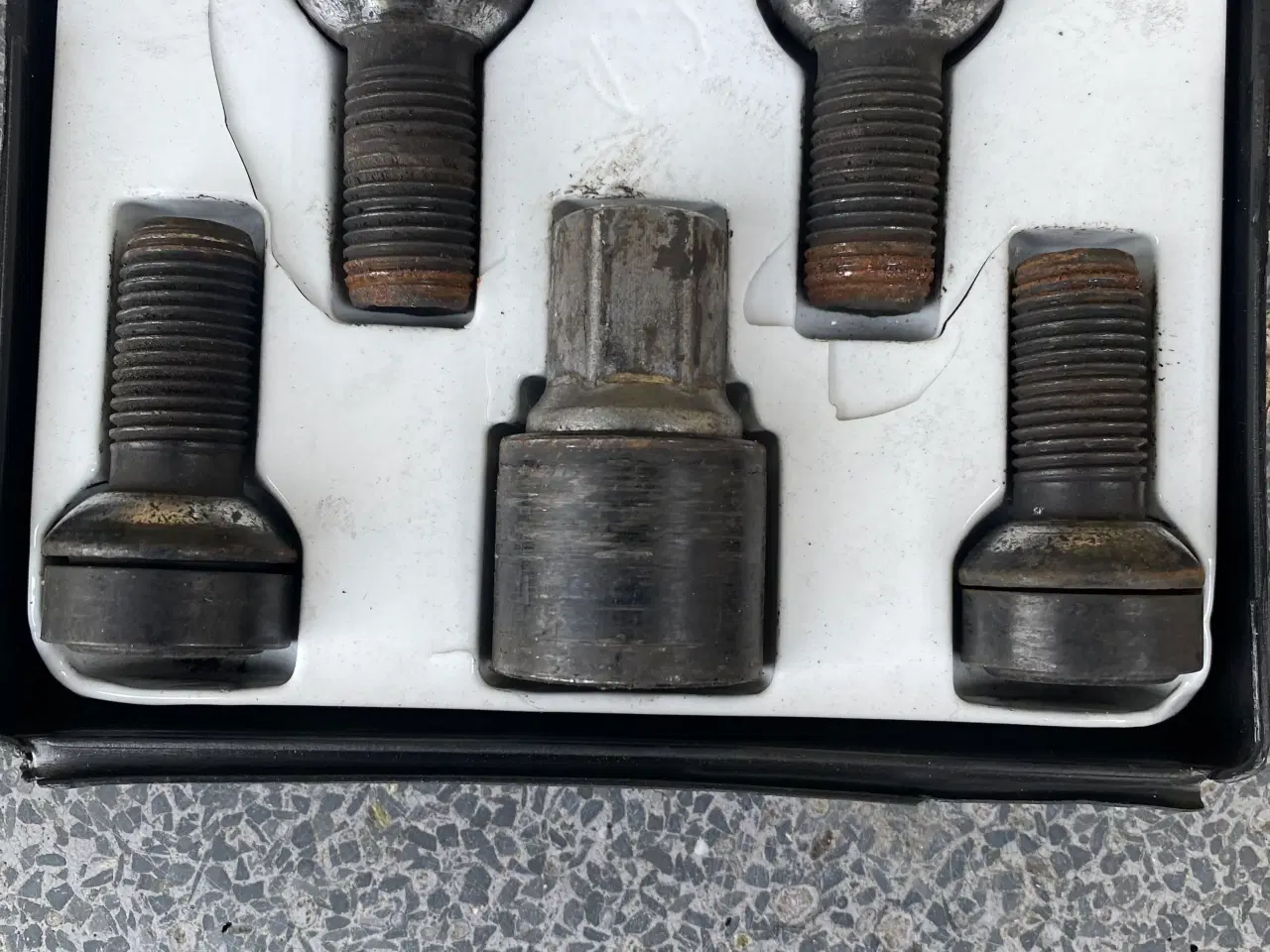 Billede 2 - Låsebolte til Mercedes 