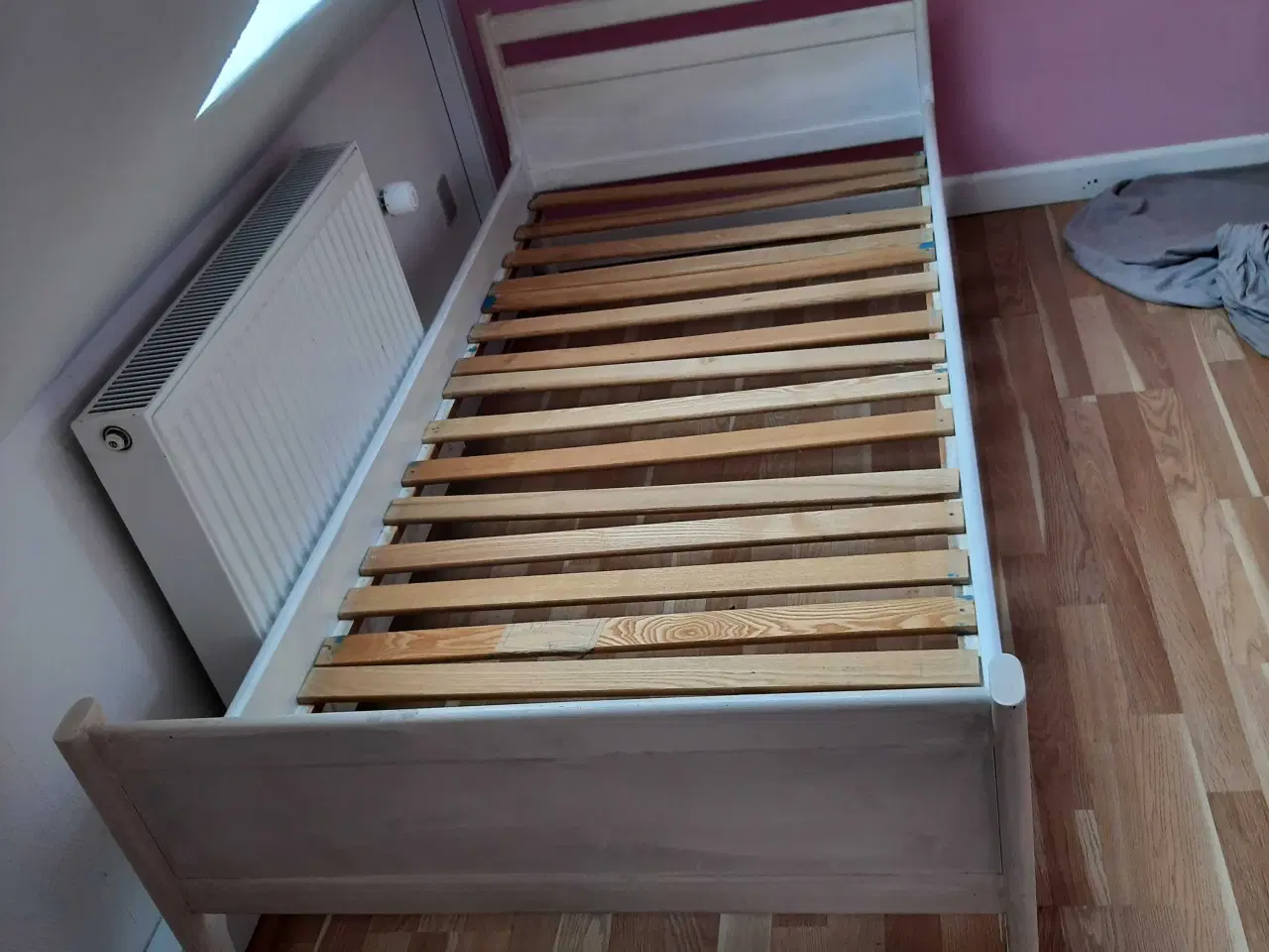 Billede 1 - Hvid malet seng