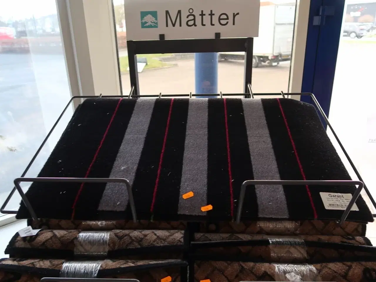 Billede 1 - Hylde med dørmåtter