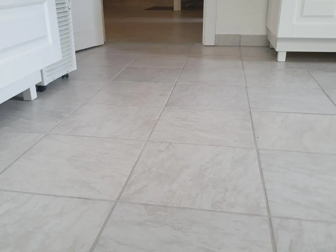 Billede 1 - Primo Prezzo keramik gulvflise 34x34 cm hvidgrå