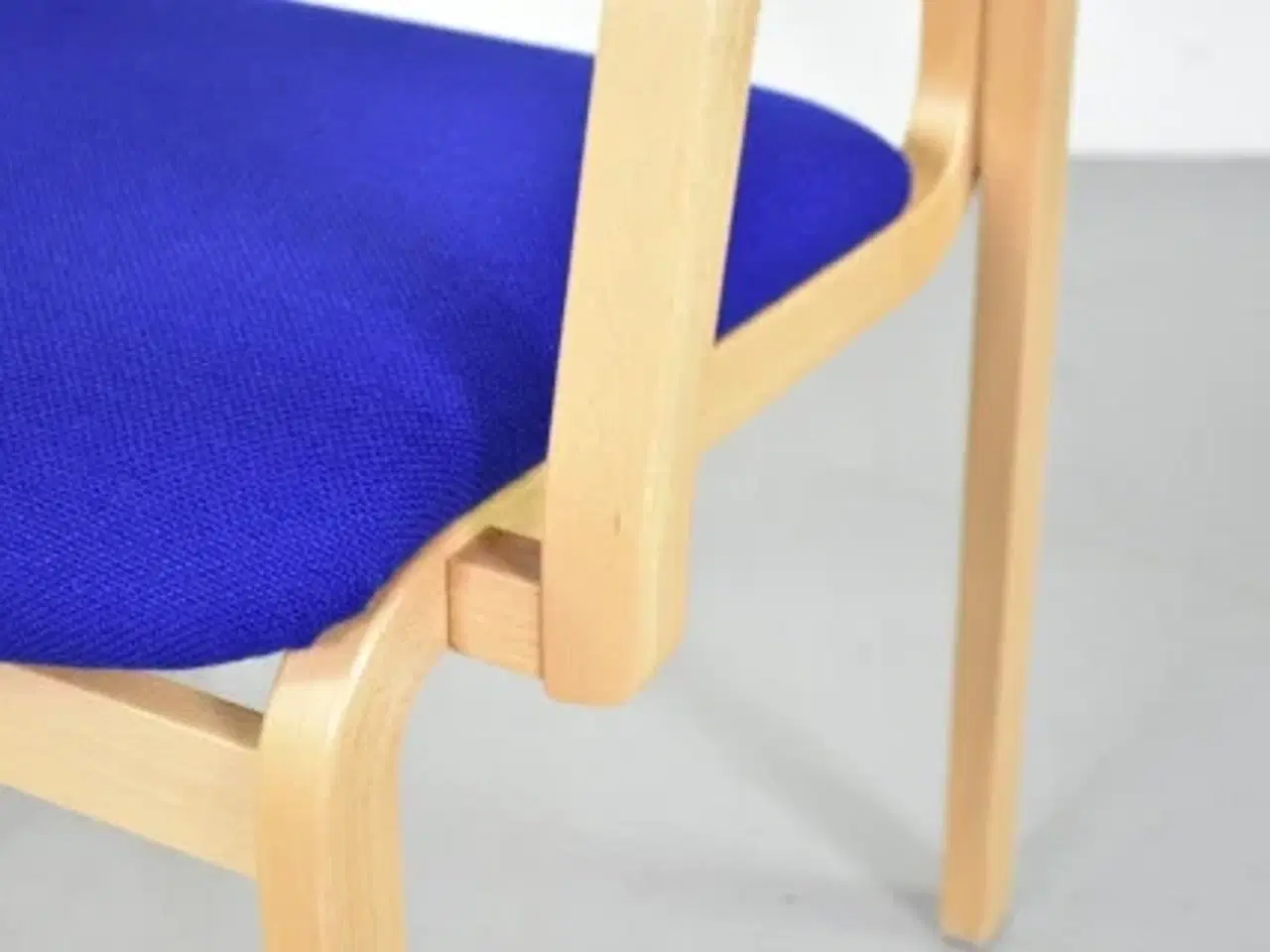 Billede 9 - Farstrup konference-/mødestol i bøg med mørkeblåt polster, med armlæn